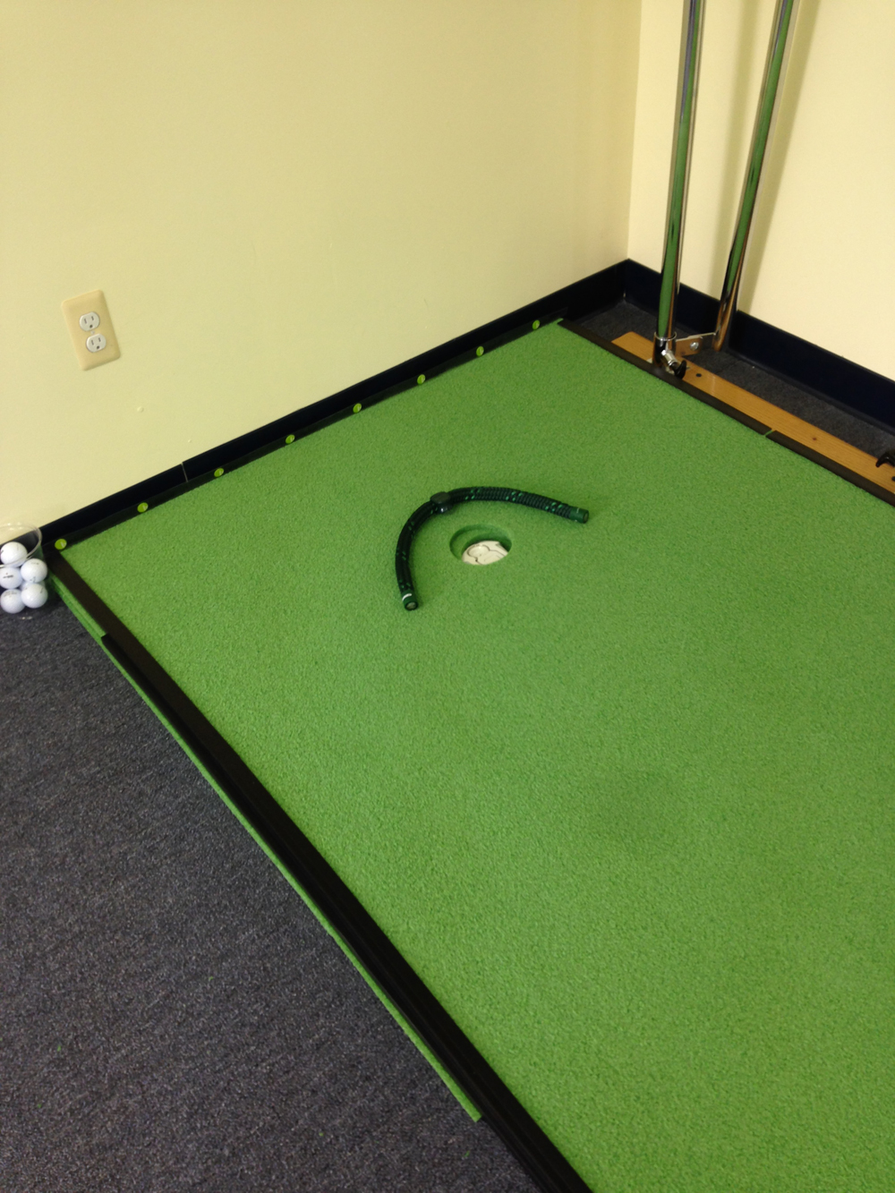Indoor putting green in the golf therapy room